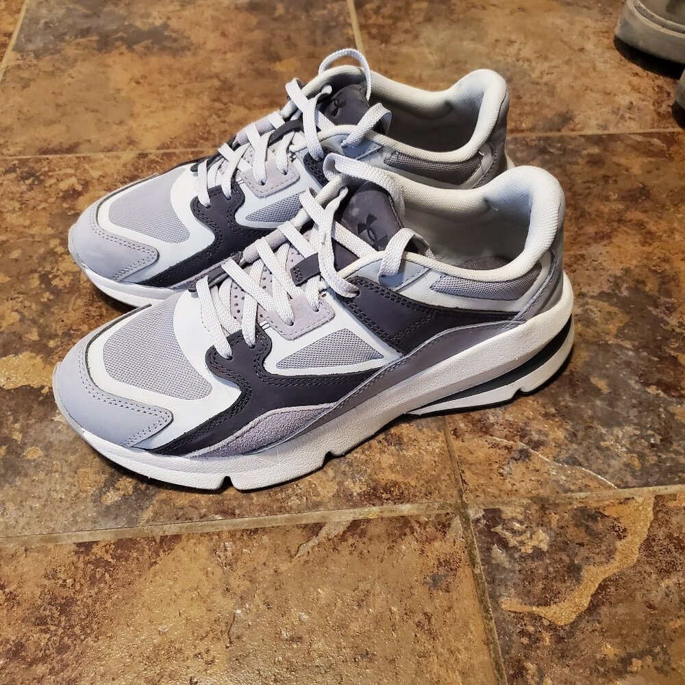 Sneakers size 7